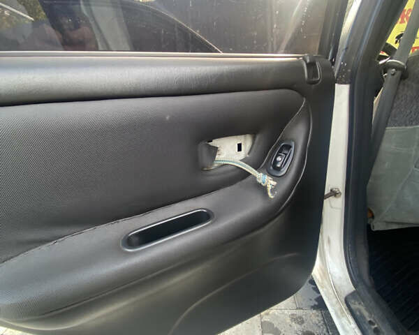 Белый Хендай Соната, объемом двигателя 2 л и пробегом 330 тыс. км за 1700 $, фото 11 на Automoto.ua