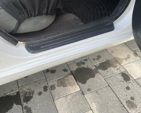 Белый Хендай Соната, объемом двигателя 2 л и пробегом 330 тыс. км за 1700 $, фото 12 на Automoto.ua