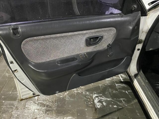 Білий Хендай Соната, об'ємом двигуна 2 л та пробігом 330 тис. км за 987 $, фото 17 на Automoto.ua