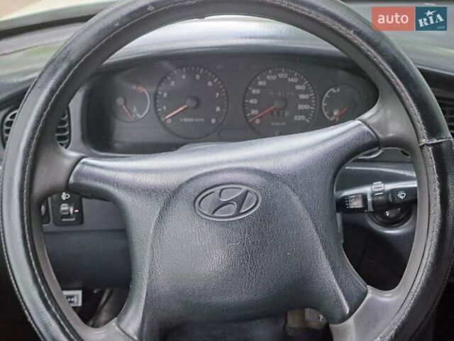 Белый Хендай Соната, объемом двигателя 2 л и пробегом 300 тыс. км за 1700 $, фото 9 на Automoto.ua