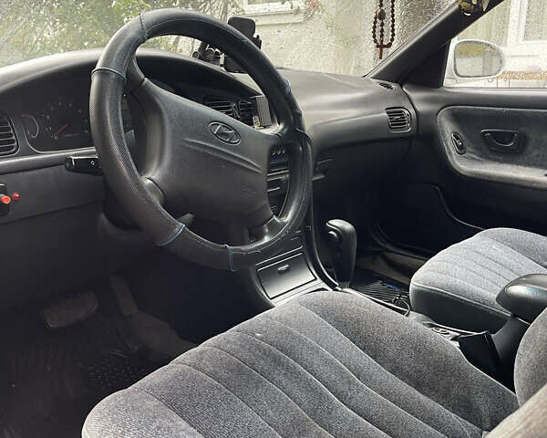 Хендай Соната 1997 у Хмельницькому на Automoto.ua Білий Хендай Соната, об'ємом двигуна 2 л та пробігом 259 тис. км за 1400 $, фото 2 на Automoto.ua