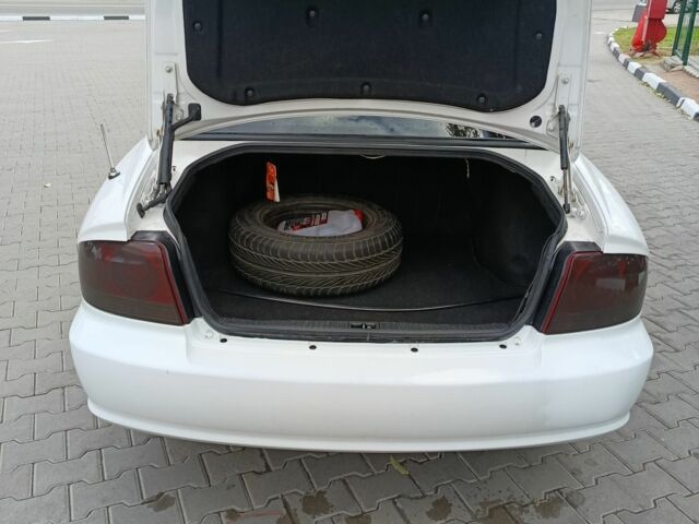 Белый Хендай Соната, объемом двигателя 2 л и пробегом 270 тыс. км за 2799 $, фото 8 на Automoto.ua