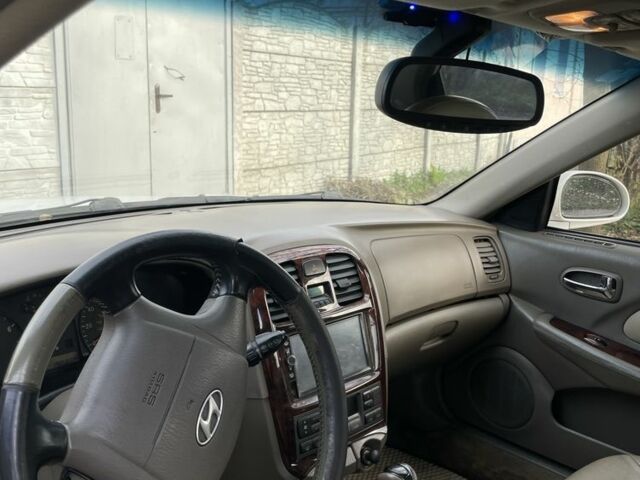 Белый Хендай Соната, объемом двигателя 2.7 л и пробегом 190 тыс. км за 2500 $, фото 5 на Automoto.ua