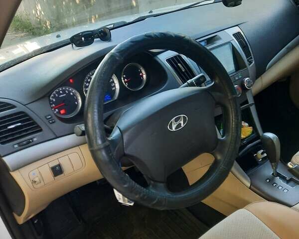 Хендай Соната 2008 в Николаеве на Automoto.ua Белый Хендай Соната, объемом двигателя 2 л и пробегом 400 тыс. км за 4750 $, фото 6 на Automoto.ua