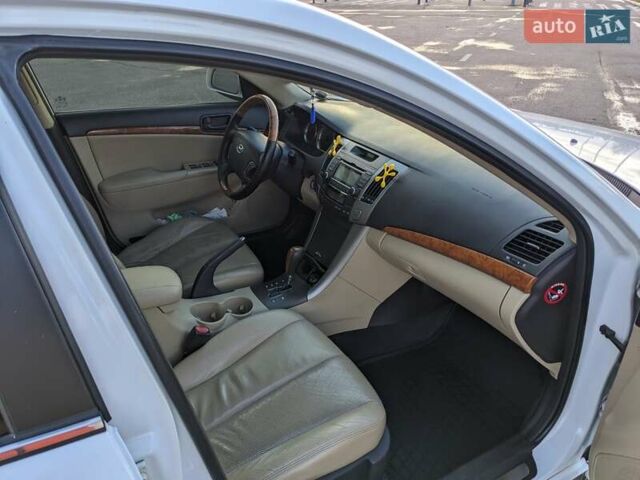 Белый Хендай Соната, объемом двигателя 2.4 л и пробегом 269 тыс. км за 8000 $, фото 5 на Automoto.ua