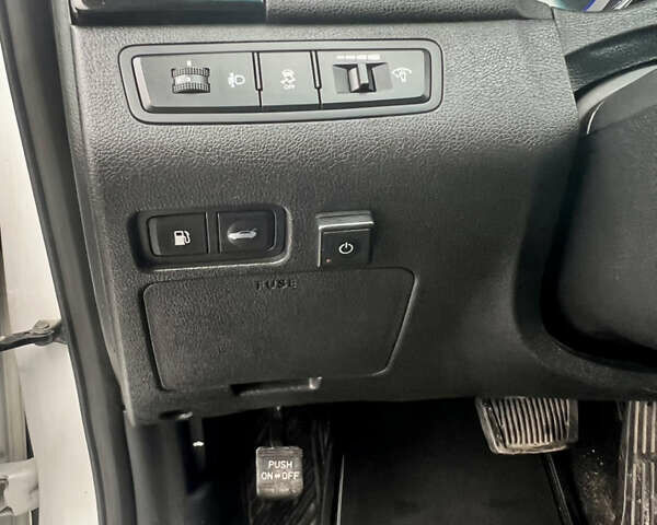 Білий Хендай Соната, об'ємом двигуна 2.4 л та пробігом 275 тис. км за 7600 $, фото 13 на Automoto.ua