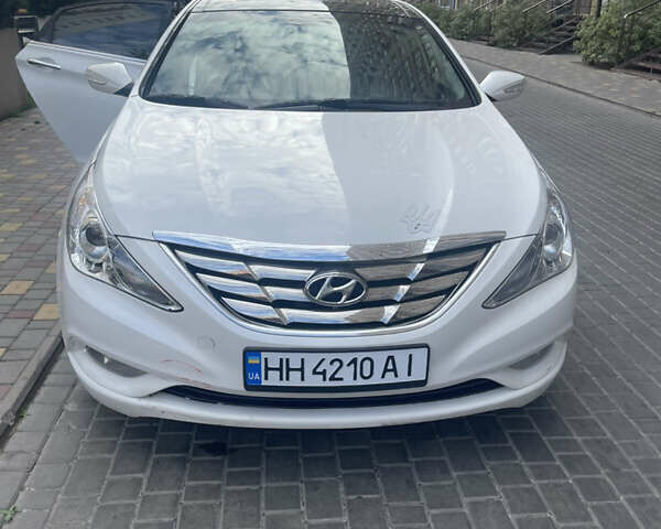 Білий Хендай Соната, об'ємом двигуна 2.36 л та пробігом 210 тис. км за 9300 $, фото 1 на Automoto.ua