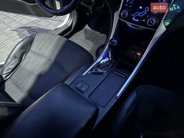 Белый Хендай Соната, объемом двигателя 2.36 л и пробегом 349 тыс. км за 7400 $, фото 9 на Automoto.ua