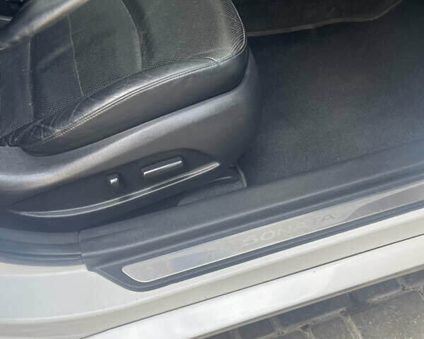Білий Хендай Соната, об'ємом двигуна 2.36 л та пробігом 210 тис. км за 9300 $, фото 13 на Automoto.ua
