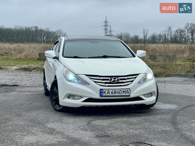 Білий Хендай Соната, об'ємом двигуна 2.4 л та пробігом 275 тис. км за 7600 $, фото 2 на Automoto.ua
