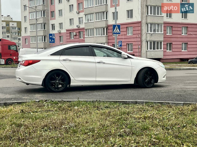 Білий Хендай Соната, об'ємом двигуна 2.4 л та пробігом 275 тис. км за 7600 $, фото 6 на Automoto.ua