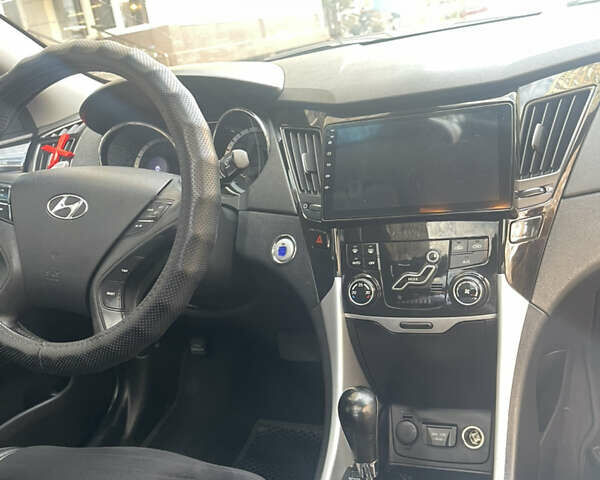 Білий Хендай Соната, об'ємом двигуна 2.36 л та пробігом 210 тис. км за 9300 $, фото 11 на Automoto.ua