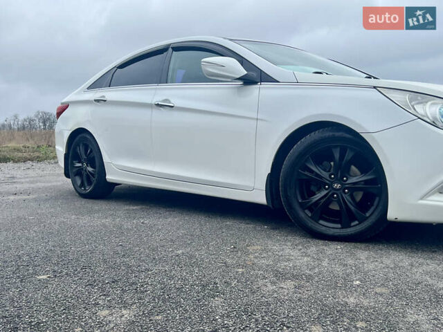 Білий Хендай Соната, об'ємом двигуна 2.4 л та пробігом 275 тис. км за 7600 $, фото 5 на Automoto.ua