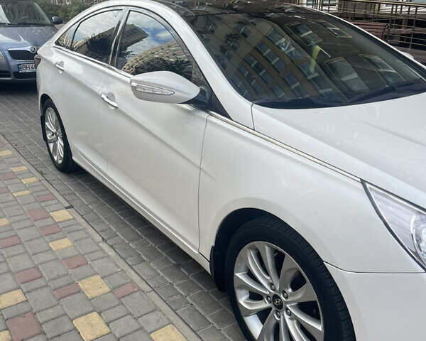 Білий Хендай Соната, об'ємом двигуна 2.36 л та пробігом 210 тис. км за 9300 $, фото 2 на Automoto.ua