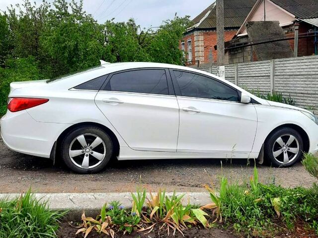 Белый Хендай Соната, объемом двигателя 2.4 л и пробегом 160 тыс. км за 8000 $, фото 4 на Automoto.ua