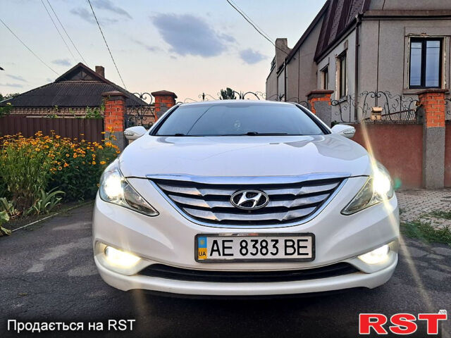 Білий Хендай Соната, об'ємом двигуна 2 л та пробігом 152 тис. км за 9300 $, фото 1 на Automoto.ua