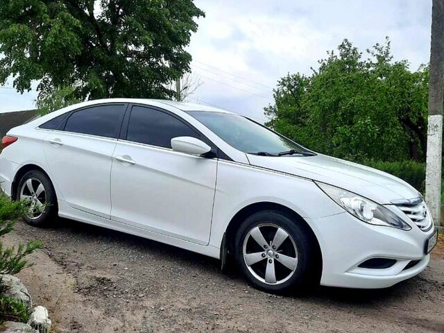 Белый Хендай Соната, объемом двигателя 2.4 л и пробегом 160 тыс. км за 8000 $, фото 3 на Automoto.ua