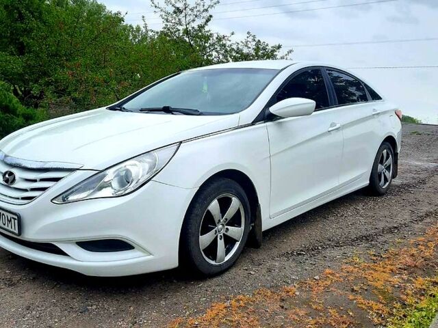 Белый Хендай Соната, объемом двигателя 2.4 л и пробегом 160 тыс. км за 8000 $, фото 2 на Automoto.ua