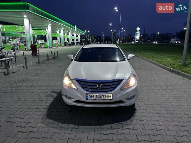 Белый Хендай Соната, объемом двигателя 2.36 л и пробегом 349 тыс. км за 7400 $, фото 5 на Automoto.ua