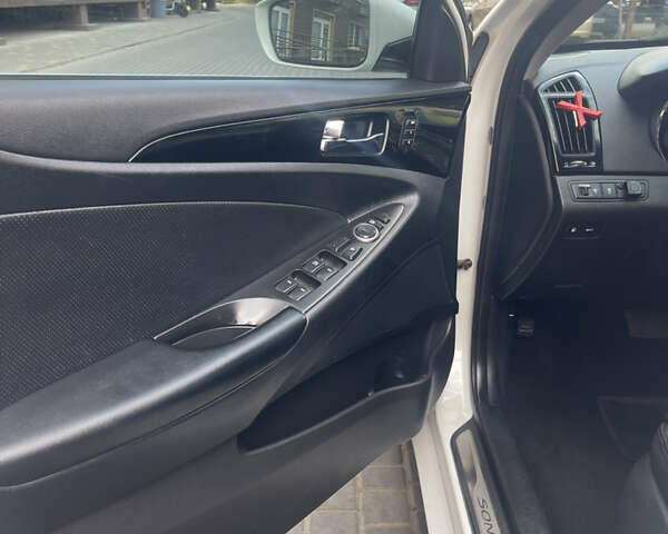 Білий Хендай Соната, об'ємом двигуна 2.36 л та пробігом 210 тис. км за 9300 $, фото 19 на Automoto.ua