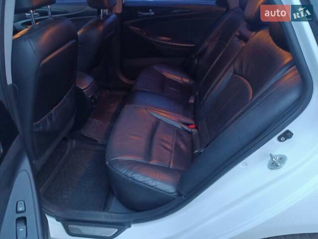 Білий Хендай Соната, об'ємом двигуна 2.36 л та пробігом 218 тис. км за 6700 $, фото 9 на Automoto.ua
