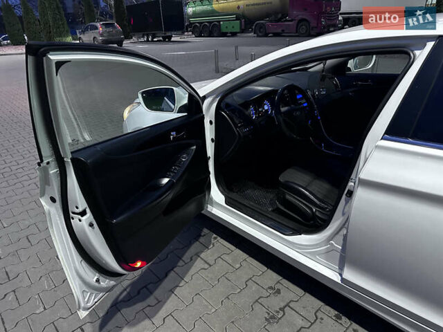 Белый Хендай Соната, объемом двигателя 2.36 л и пробегом 349 тыс. км за 7400 $, фото 6 на Automoto.ua