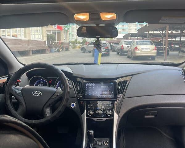 Білий Хендай Соната, об'ємом двигуна 2.36 л та пробігом 210 тис. км за 9300 $, фото 24 на Automoto.ua