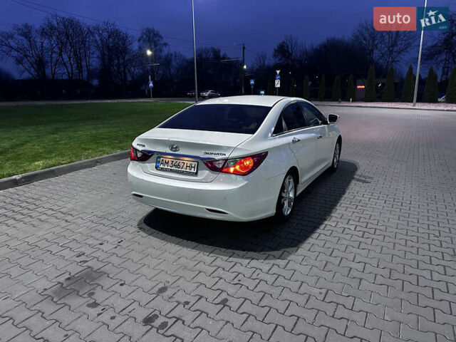 Белый Хендай Соната, объемом двигателя 2.36 л и пробегом 349 тыс. км за 7400 $, фото 1 на Automoto.ua