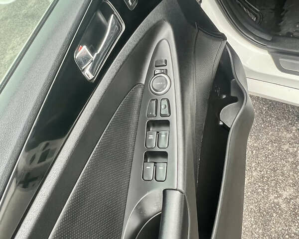 Білий Хендай Соната, об'ємом двигуна 2.4 л та пробігом 275 тис. км за 7600 $, фото 12 на Automoto.ua