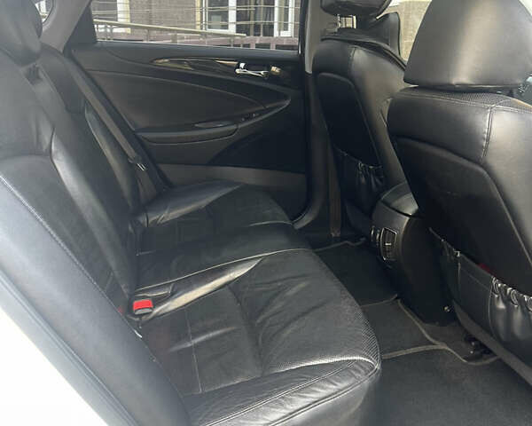 Білий Хендай Соната, об'ємом двигуна 2.36 л та пробігом 210 тис. км за 9300 $, фото 14 на Automoto.ua