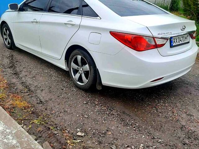 Белый Хендай Соната, объемом двигателя 2.4 л и пробегом 160 тыс. км за 8000 $, фото 1 на Automoto.ua