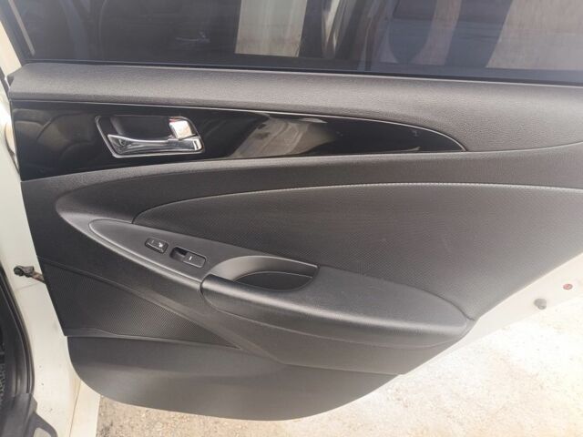 Білий Хендай Соната, об'ємом двигуна 2.36 л та пробігом 205 тис. км за 8800 $, фото 7 на Automoto.ua