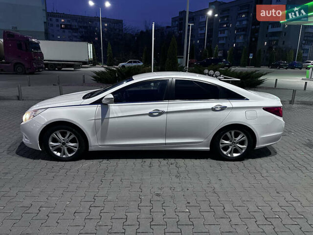 Белый Хендай Соната, объемом двигателя 2.36 л и пробегом 349 тыс. км за 7400 $, фото 3 на Automoto.ua