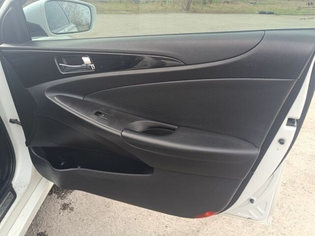 Білий Хендай Соната, об'ємом двигуна 2.36 л та пробігом 205 тис. км за 8800 $, фото 6 на Automoto.ua