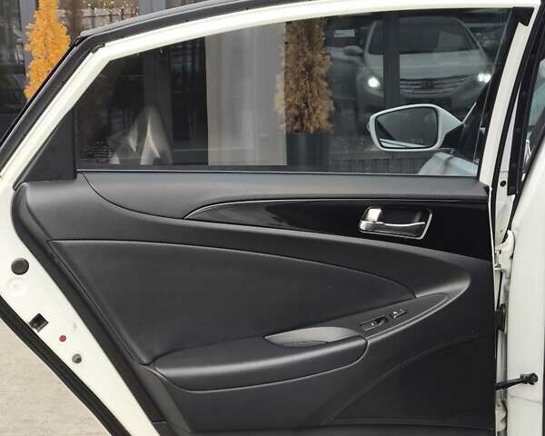 Белый Хендай Соната, объемом двигателя 2.4 л и пробегом 163 тыс. км за 9999 $, фото 26 на Automoto.ua