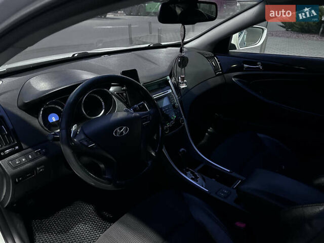 Белый Хендай Соната, объемом двигателя 2.36 л и пробегом 349 тыс. км за 7400 $, фото 13 на Automoto.ua