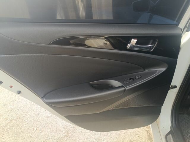 Білий Хендай Соната, об'ємом двигуна 2.36 л та пробігом 205 тис. км за 8800 $, фото 8 на Automoto.ua