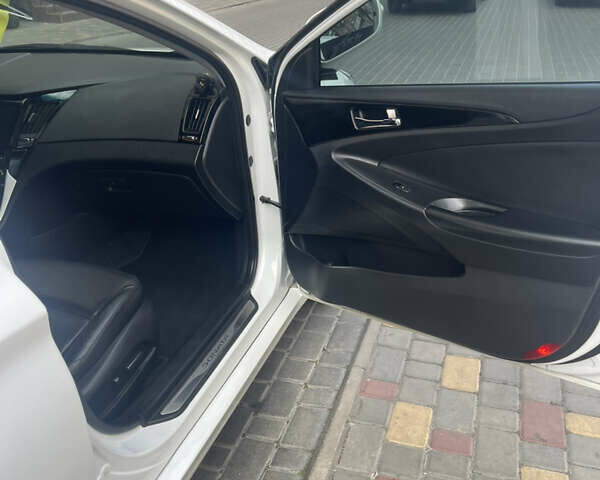 Білий Хендай Соната, об'ємом двигуна 2.36 л та пробігом 210 тис. км за 9300 $, фото 12 на Automoto.ua