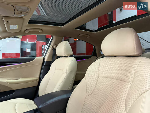 Белый Хендай Соната, объемом двигателя 2.4 л и пробегом 140 тыс. км за 9500 $, фото 8 на Automoto.ua