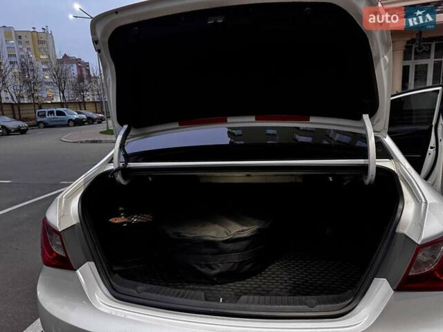 Белый Хендай Соната, объемом двигателя 2.4 л и пробегом 224 тыс. км за 9900 $, фото 10 на Automoto.ua
