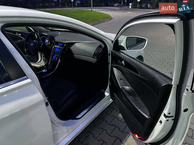 Белый Хендай Соната, объемом двигателя 2.36 л и пробегом 349 тыс. км за 7400 $, фото 7 на Automoto.ua