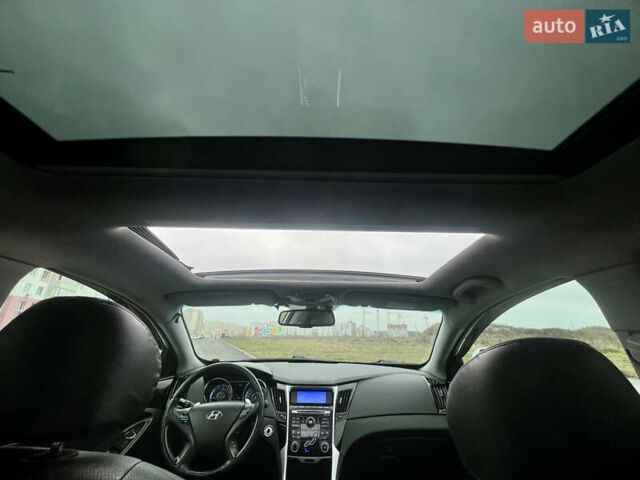 Білий Хендай Соната, об'ємом двигуна 2.4 л та пробігом 275 тис. км за 7600 $, фото 17 на Automoto.ua