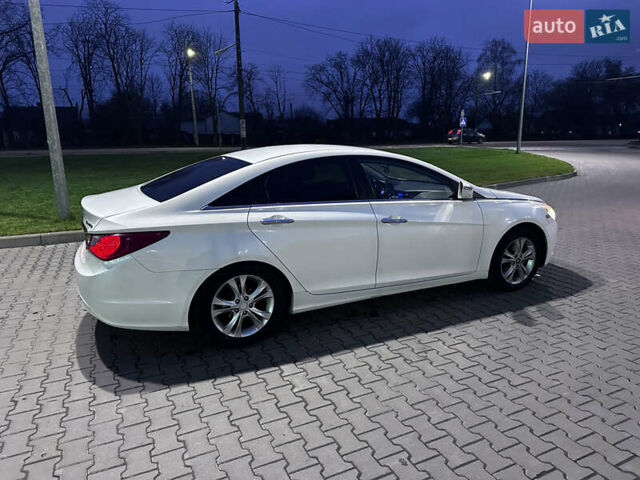 Белый Хендай Соната, объемом двигателя 2.36 л и пробегом 349 тыс. км за 7400 $, фото 2 на Automoto.ua