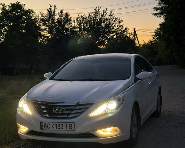 Білий Хендай Соната, об'ємом двигуна 2 л та пробігом 120 тис. км за 9700 $, фото 1 на Automoto.ua