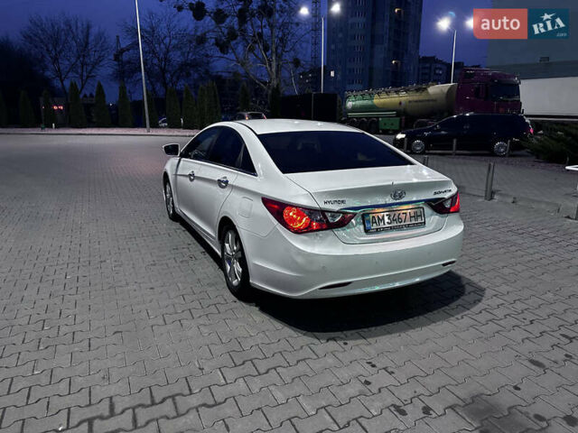 Белый Хендай Соната, объемом двигателя 2.36 л и пробегом 349 тыс. км за 7400 $, фото 4 на Automoto.ua