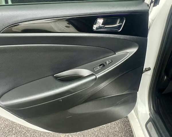 Білий Хендай Соната, об'ємом двигуна 2.4 л та пробігом 275 тис. км за 7600 $, фото 14 на Automoto.ua