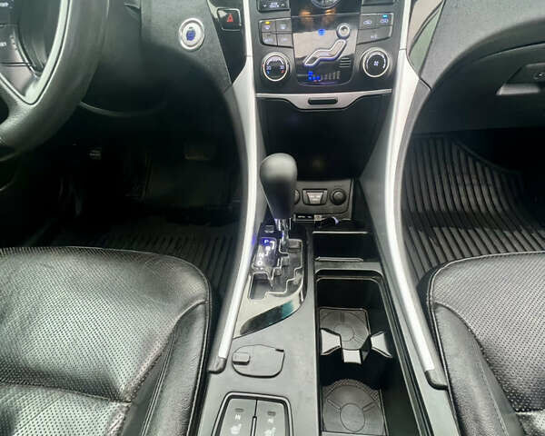 Білий Хендай Соната, об'ємом двигуна 2.4 л та пробігом 275 тис. км за 7600 $, фото 18 на Automoto.ua