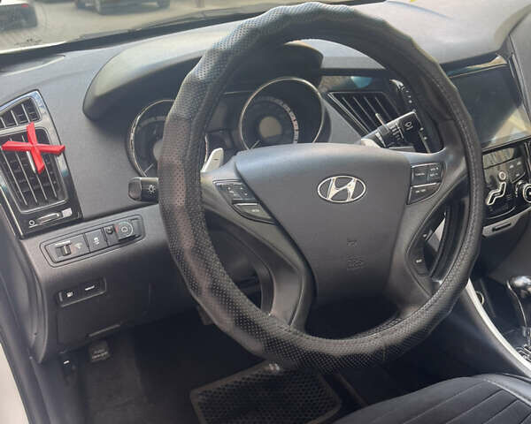 Білий Хендай Соната, об'ємом двигуна 2.36 л та пробігом 210 тис. км за 9300 $, фото 18 на Automoto.ua