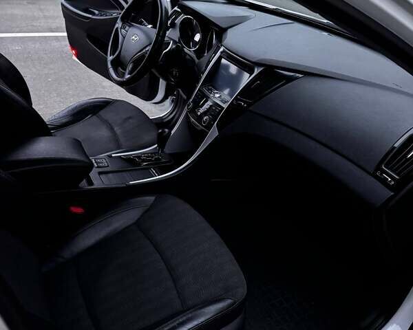 Белый Хендай Соната, объемом двигателя 2.4 л и пробегом 224 тыс. км за 9900 $, фото 11 на Automoto.ua