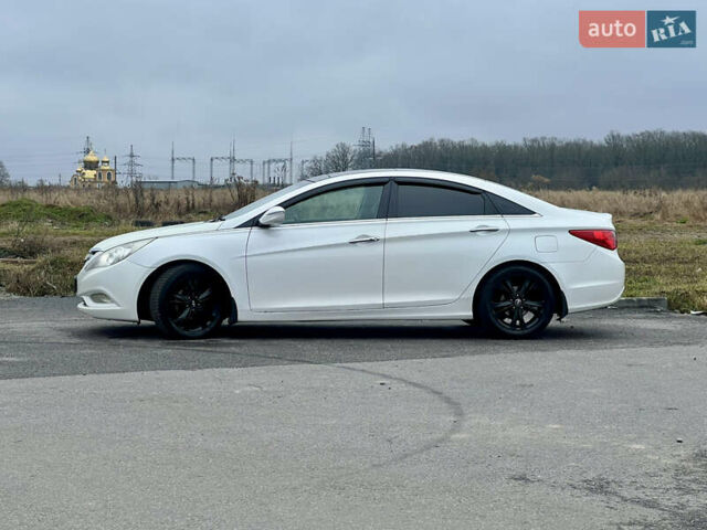 Білий Хендай Соната, об'ємом двигуна 2.4 л та пробігом 275 тис. км за 7600 $, фото 4 на Automoto.ua